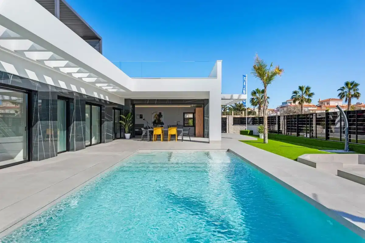 Golf · 3-Bedroom, 2-Bathroom Single-Level Villa with Private Pool and Solarium in La Finca Golf, Algorfa